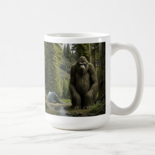 Riesiger Bigfoot sitzt im Wald Kaffeetasse