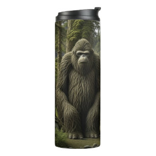 Riesiger Bigfoot sitzt im Wald neben einem Zelt Thermosbecher