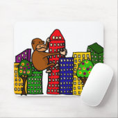 Riesiger Gorilla, der hohes Gebäude umarmt Mousepad (Mit Mouse)
