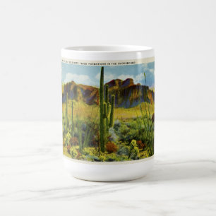 Riesiger Kaktus in der Wüstenlandschaft auf Vintag Kaffeetasse