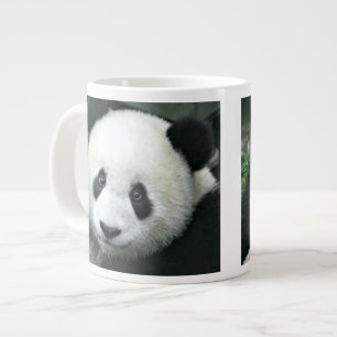 Riesiger Panda auf sanfter grüner Wiese Jumbo-Tasse