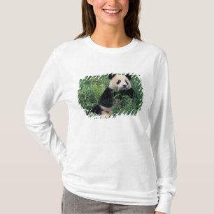 Riesiger Panda im Gras, Wolong-Tal, Sichuan T-Shirt