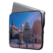 Riga Town Hall Platz im Winter Laptopschutzhülle (Vorderseite Links)