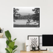 Rinder an einem Teich mit zwei Cowboys. Poster (Heimbüro)