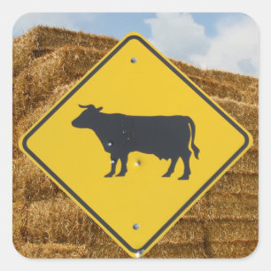 Rinder, die das Schild "Crossing", "Baled Hay", "B Quadratischer Aufkleber