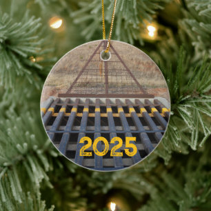 Rinder graten über die Schotterstraße. Wyoming, We Keramik Ornament