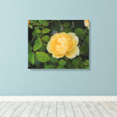 Rindropfen auf der Gelbrose-Leinwand Leinwanddruck (Insitu (Holzboden))