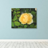 Rindropfen auf der Gelbrose-Leinwand Leinwanddruck (Insitu (Holzboden))