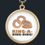 Ring-a-Ding-Bride Verlobung Bachelorette Vergoldete Kette<br><div class="desc">Das Design ist eine originelle Marker-Abbildung von schmackhaften goldbraunen Zwiebelringen mit RING A DING in einem lustigen Schriftart. Ideal für einen Junggeselinnen-Abschied oder ein Brautparty. Sehen Sie nicht, wonach Sie suchen? Brauchen Sie Hilfe bei der Anpassung? Klicken Sie auf "Kontakt mit diesem Designer", um etwas für Sie erstellt zu haben!...</div>