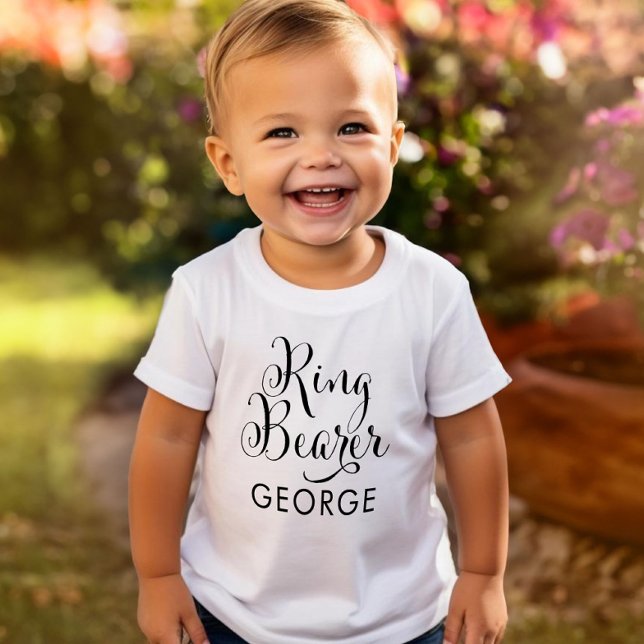 Ring Bearer Black Script Personalisierte Hochzeit Kleinkind T-shirt (Von Creator hochgeladen)