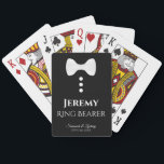 Ring Bearer Spielkarten Hochzeitsgeschenk<br><div class="desc">Dieses lustige Kartenspiel ist als Geschenk für den Ehering-Träger konzipiert. Die Rückseite ist schwarz mit einer weißen Krawatte und Tasten. Der Text ist weiß und liest "Ringträger" mit einem Platz für seinen Namen, den Namen des Paares und das Hochzeitstag. Ein großes Geschenk, um Ihrem kleinen Mann zu danken, dass er...</div>