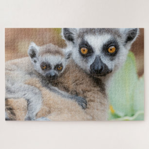 Ringelschwanzmaki-Baby auf dem Rücken seiner Mutte Puzzle