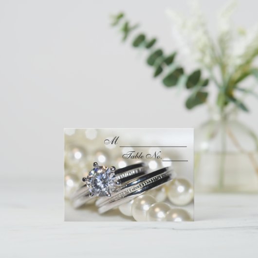 Rings and White Pearls Wedding Platzkarte (Stehend Vorderseite)