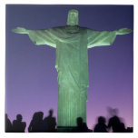 Rio de Janeiro, Brasilien. Christliche Statue Fliese<br><div class="desc">COPYRIGHT Sue Cunningham / DanitaDelimont.com| SA04 SCU0672.jpg| Rio de Janeiro,  Brasilien. die Christliche Statue auf dem Corcovado Berg in der Nacht mit grünen Flutlichtern.</div>