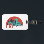 Rio De Janeiro City Skyline Vintage Stadt Gepäckanhänger<br><div class="desc">Vintages und retro City Design mit wunderschöner Skyline, touristischer Attraktion und Stadtbild. Cooler Wolkenkratzer und Gebäude Silhouette Illustrationen für Touristen und Reisende. Ideal als Souvenir, um Zuhause auf Reisen zu bringen. Rett die Erinnerung an deine Reise und Ferien mit Familie und Freunden. Die Hintergrundfarbe kann auf die gewünschte Farbe angepasst...</div>