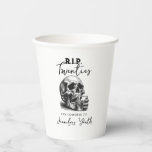 RIP 20 Vintag Skull Funny Birthday Party Pappbecher<br><div class="desc">Feiern Sie den Meilenstein der 30er-Jahre mit einer rückengekühlten Drehung! Unser RIP 200 Vintag Skull Funny Geburtstag Party Paper Cups perfekt vereinen den Nervenkitzel von Halloween mit der Nostalgie Ihrer rauschenden Zwanziger. Mit einem gotischen Schädeldesign, das das Wesen des Vintagen Bokes einfängt, Set diese Tassen für ein unvergessliches Fest. Laden...</div>