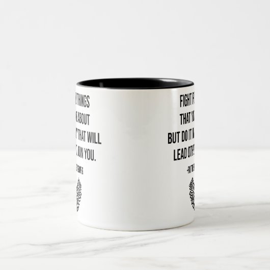 RIP Ruth Bader Ginsburg Zweifarbige Tasse (Mittel)