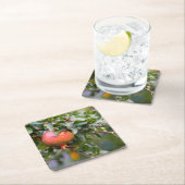 Ripe Pomegranat auf dem grünen Shrub Rechteckiger Pappuntersetzer (Vor Ort)