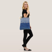Ripped Denim Jeans Fabric Hintergrund Tasche (Am Model)