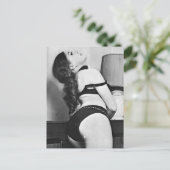 Riskiertes Vintages Dessous-Modell Postkarte (Stehend Vorderseite)