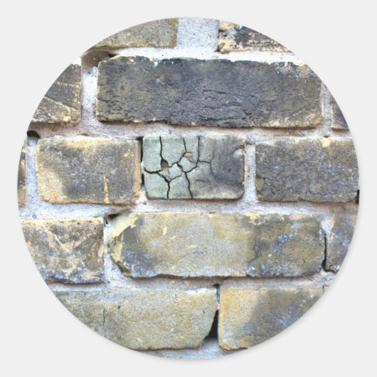 Risse knurrende, leicht graue Mauer Runder Aufkleber (Vorderseite)