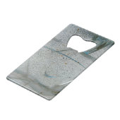 Risse und dreckige Gras Kreditkarten Flaschenöffner (Vorderseite Schrägansicht)