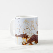 Rissige weiße Farbe, rostiges Auto. Kaffeetasse (Vorderseite Links)