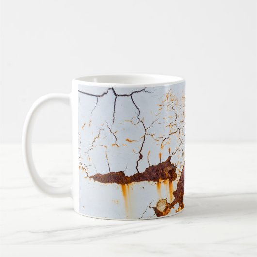 Rissige weiße Farbe, rostiges Auto. Kaffeetasse (Links)