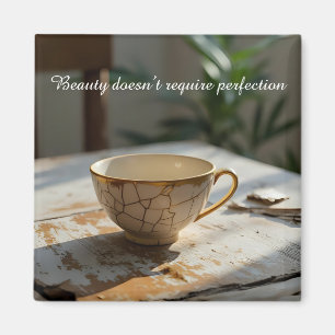 Rissige zerbrochene Tasse inspirierender Magnet