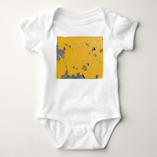 Rissiges gelbes Metall: schmutzige Textur. Baby Strampler