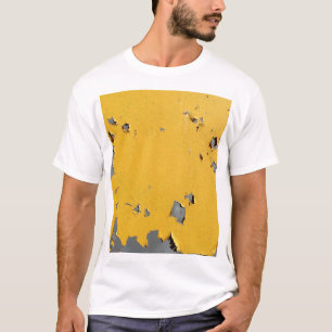 Rissiges gelbes Metall: schmutzige Textur. T-Shirt