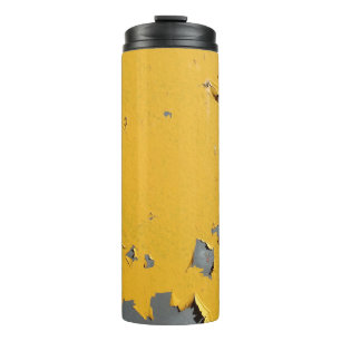 Rissiges gelbes Metall: schmutzige Textur. Thermosbecher