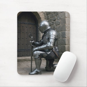 Ritter, der vor dem Schlossportal kniet Mousepad