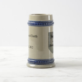 Ritter in glänzendem Rüstungs-Schild Bierglas