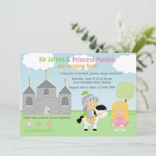 Ritter-und Prinzessin-Twins Joint Party Einladung (Stehend Vorderseite)