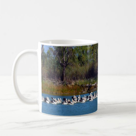 "River Murray's Fishermen: A Pelican Ansammlung" Kaffeetasse (Links)