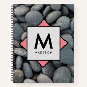 River Rock Pile mit Ihrem eigenen Namen und Monogr Notizblock (Vorderseite)
