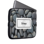 River Rock Pile mit Name und Monogramm Laptopschutzhülle (Vorne Rechts)