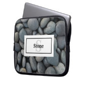 River Rock Pile mit Name und Monogramm Laptopschutzhülle (Vorderseite Links)