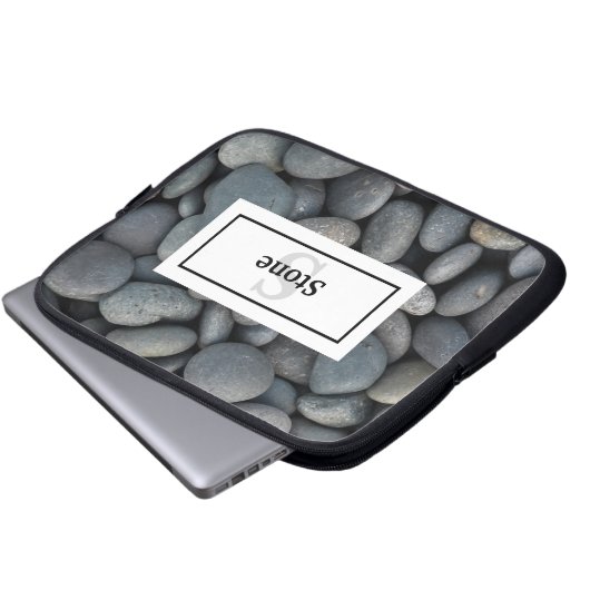 River Rock Pile mit Name und Monogramm Laptopschutzhülle (Vorne Knopf)