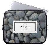 River Rock Pile mit Name und Monogramm Laptopschutzhülle (Vorderseite)