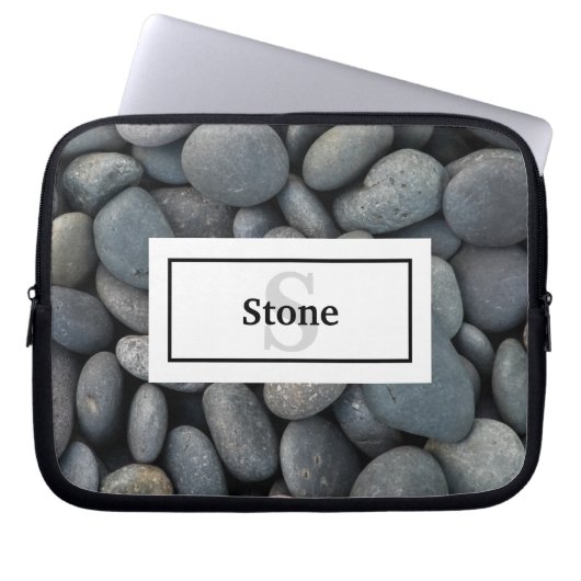 River Rock Pile mit Name und Monogramm Laptopschutzhülle (Vorderseite)