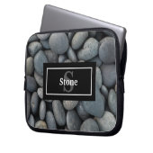 River Rocks mit Name und Monogram Laptopschutzhülle (Vorderseite Links)