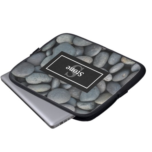 River Rocks mit Name und Monogram Laptopschutzhülle (Vorne Knopf)