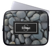River Rocks mit Name und Monogram Laptopschutzhülle (Vorderseite)