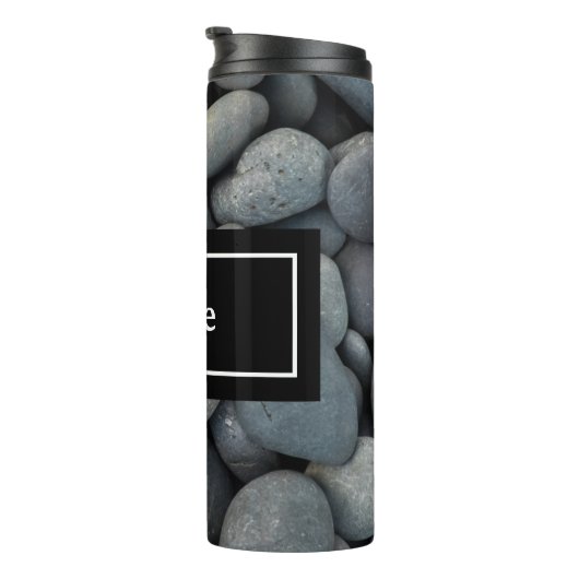 River Rocks mit Name und Monogram Thermosbecher (Nach rechts gedreht)