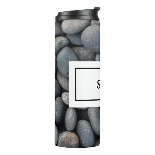 River Rocks mit Name und Monogram Thermosbecher (Nach links gedreht)