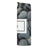 River Rocks mit Name und Monogram Thermosbecher (Nach rechts gedreht)
