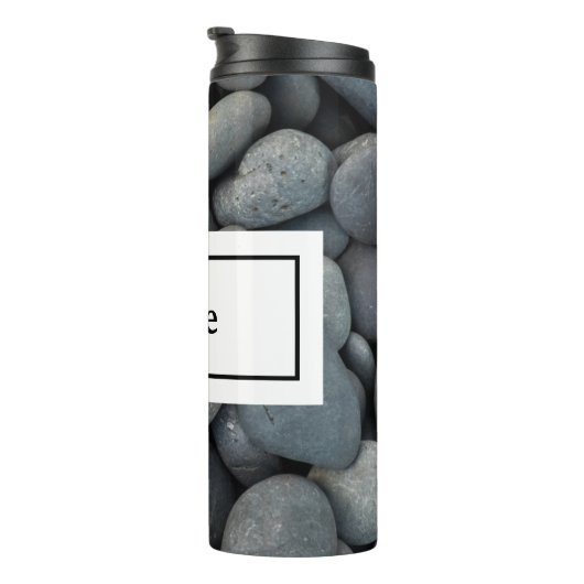 River Rocks mit Name und Monogram Thermosbecher (Nach rechts gedreht)