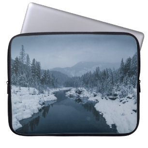 RIVER SURROUNDED BY SNOW COVERED FIELD WITH PINE T LAPTOPSCHUTZHÜLLE